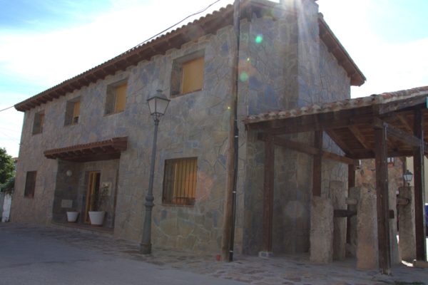 alojamientos-lozoyuela-los-gemelos-exterior