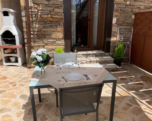 alojamientos-vivienda-turistica-montejo-de-la-sierra-el-horno-amaranto-patio