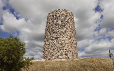 Perspectiva de la Atalaya Berrueco, destacando su arquitectura histórica en el paisaje.