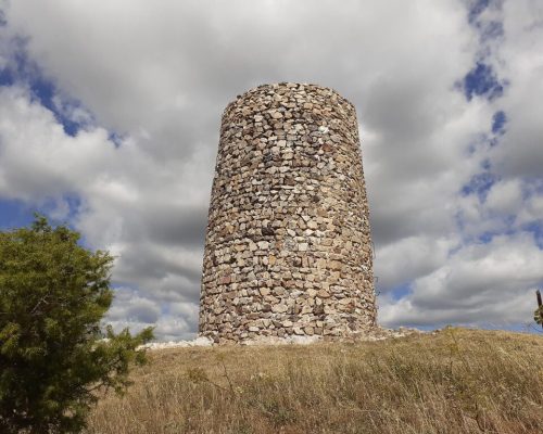 Perspectiva de la Atalaya Berrueco, destacando su arquitectura histórica en el paisaje.