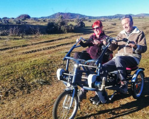 Dos personas disfrutando de un paseo en una bicicleta