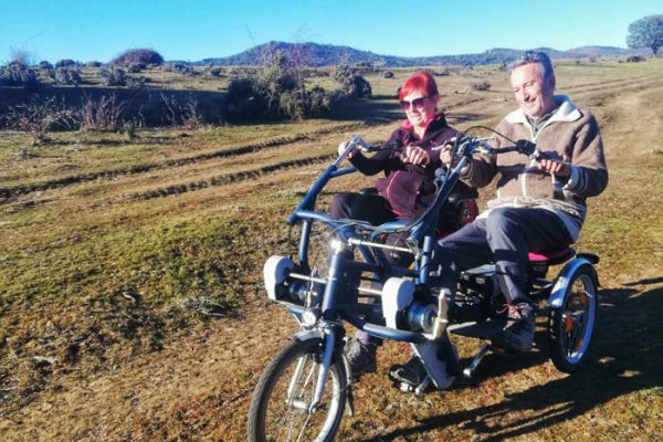 Dos personas disfrutando de un paseo en una bicicleta