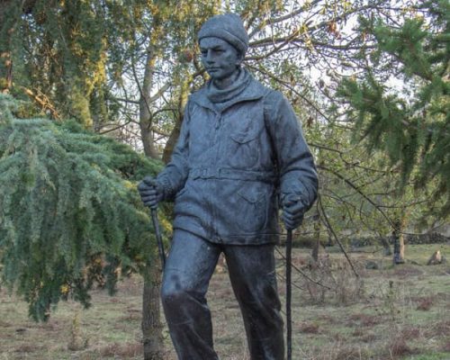 Vista de una escultura de una persona, destacando sus detalles y expresión artística.