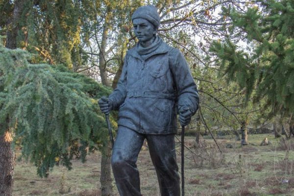 Vista de una escultura de una persona, destacando sus detalles y expresión artística.