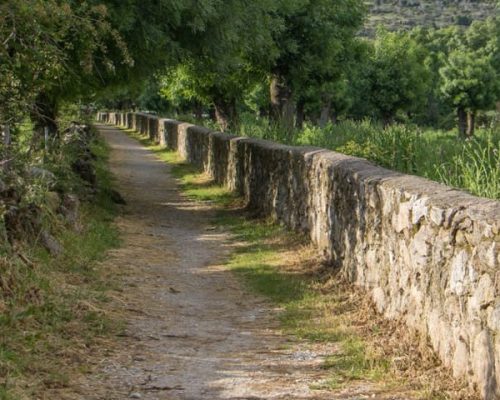 Vista de las estrechas callejas de Navalafuente