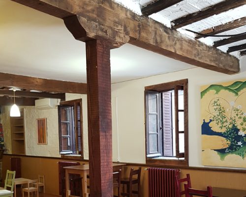 Restaurante con cuadros