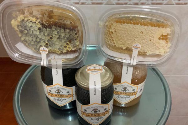 Botes de miel en una bandeja