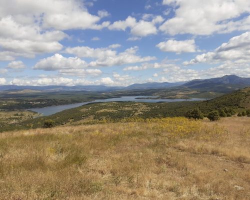 Perspectiva de la atalaya con vista panorámica del embalse de Atazar.
