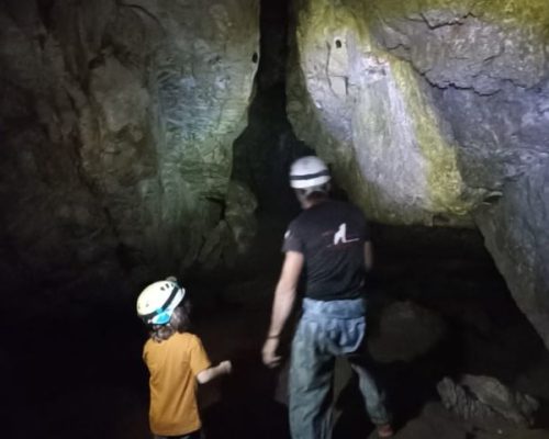 familia practicando escalada y espeleología
