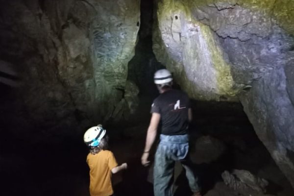 familia practicando escalada y espeleología
