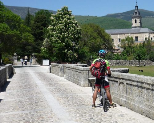 Ciclista en un puente