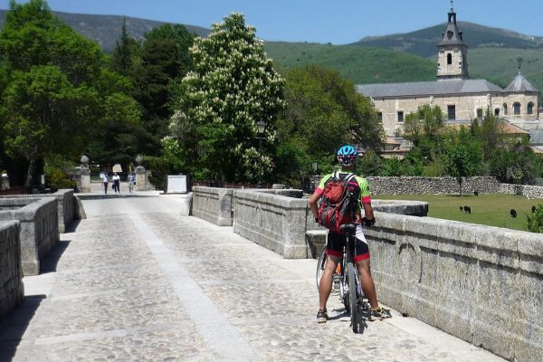 Ciclista en un puente