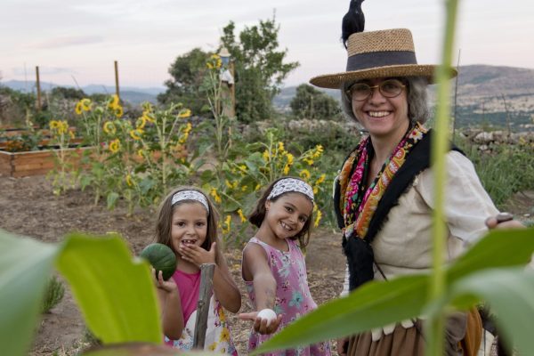 Dos niñas y una señora