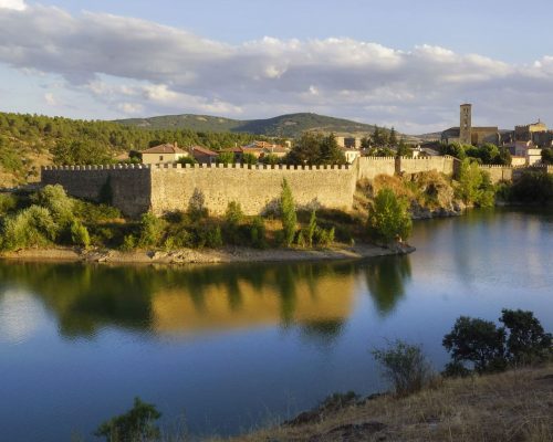 Muralla al lado del rio
