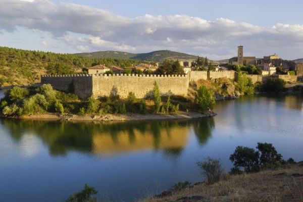 Muralla al lado del rio