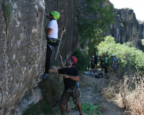 Monitor con alumno en el bautismo de escalada