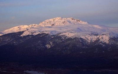 Pico de montaña nevada