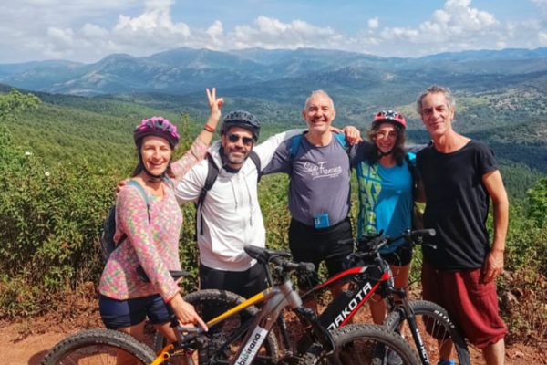 grupo de personas al lado de una bicicleta