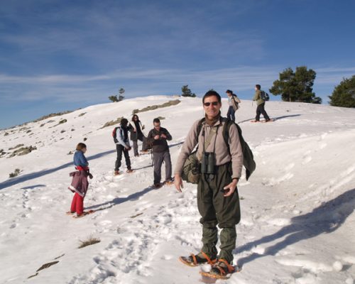 persona de excursión en la nieve