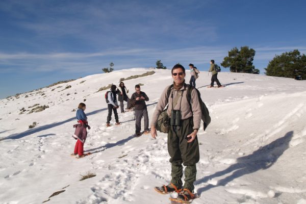 persona de excursión en la nieve