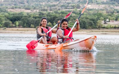 personas en piraguas en un embalse