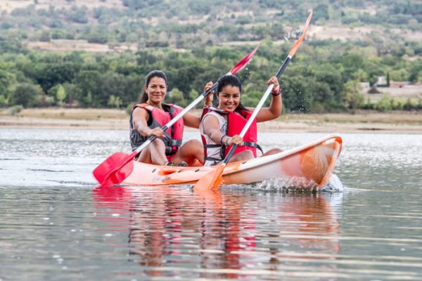 personas en piraguas en un embalse