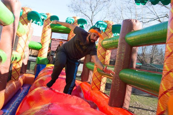 planes-albergue-sierra-norte-humor-amarillo