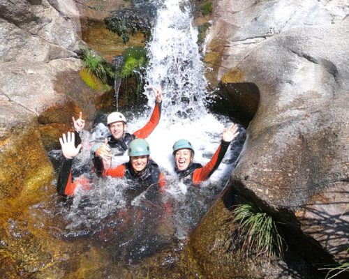 personas disfrutando debajo de una pequeña cascada en Madrid
