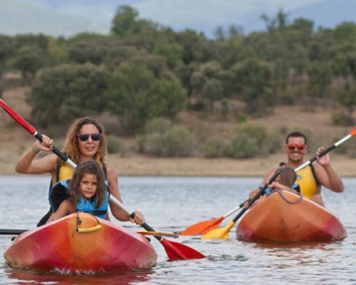 familia en piragua disfrutando de una ruta