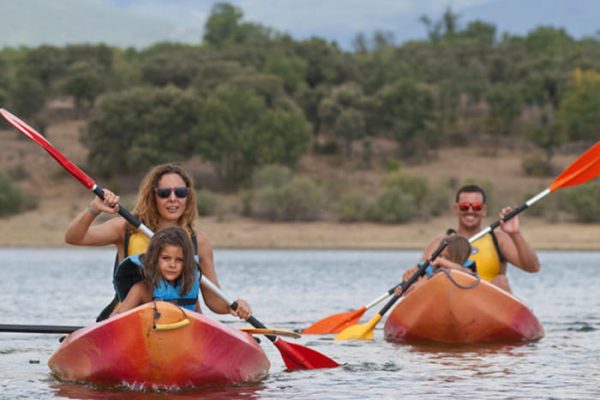 familia en piragua disfrutando de una ruta