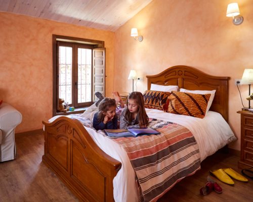 familia disfrutando de una estancia en la Casa Rural Melones