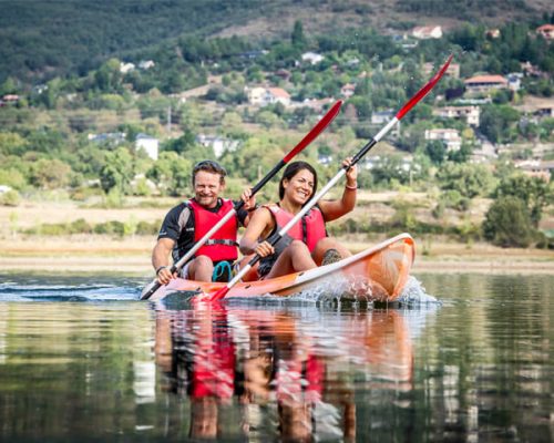 personas disfrutando de piragüismo como parte del pack de alojamiento de CB Aquanor