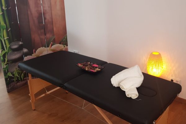 sesión de masaje holístico en el Centro de Bienestar Paula García