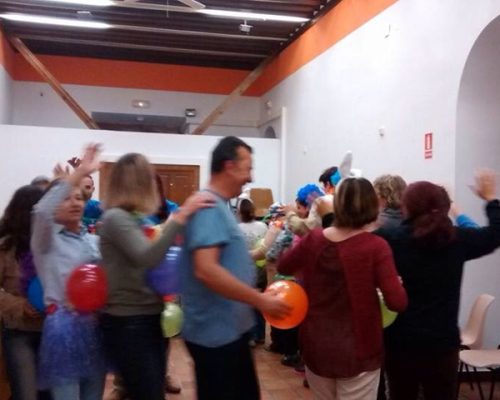 sesión de risoterapia en el Centro de Bienestar Paula García