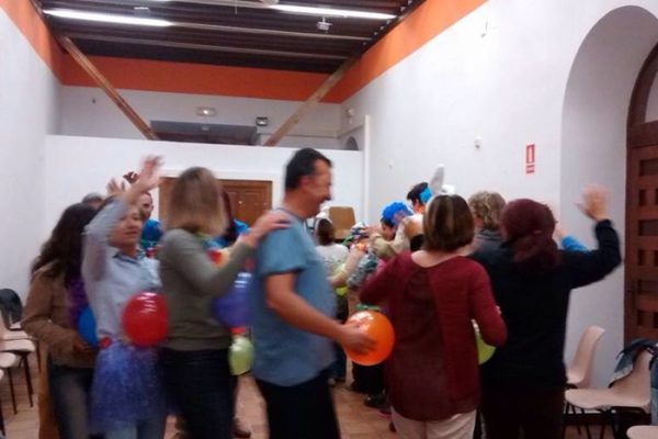 sesión de risoterapia en el Centro de Bienestar Paula García