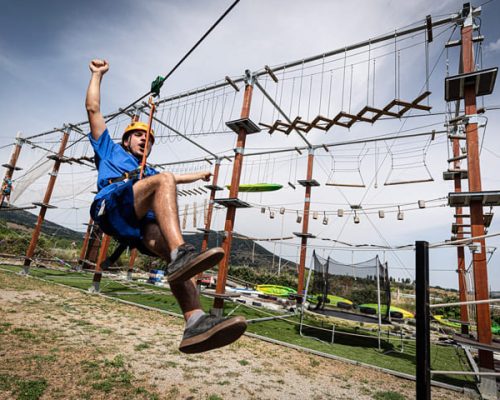 persona disfrutando de la tirolina en Ciclolodge