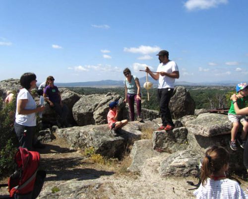 Grupo de personas realizando actividades creativas al aire libre.
