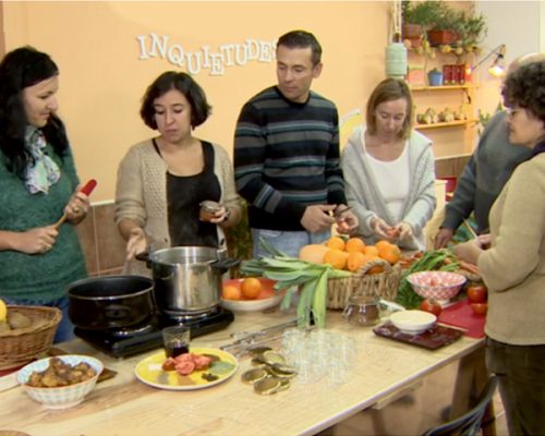 personas participando en cursos prácticos en Espacio Inquietudes