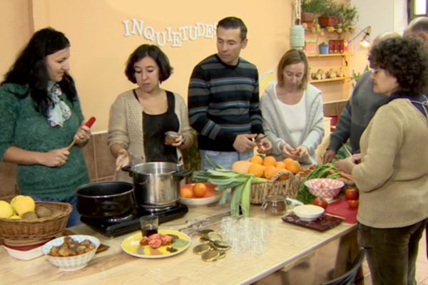 personas participando en cursos prácticos en Espacio Inquietudes