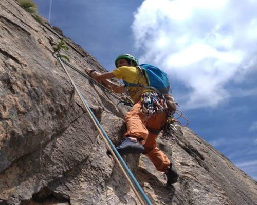 personas en un bautismo de escalada