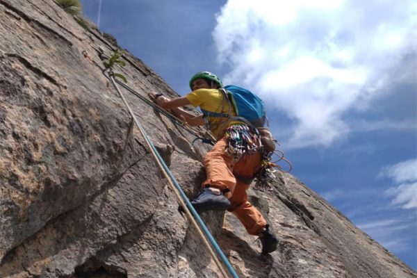 personas en un bautismo de escalada