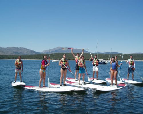 grupo de personas haciendo paddle surf