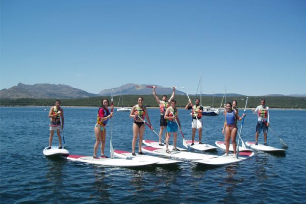 grupo de personas haciendo paddle surf