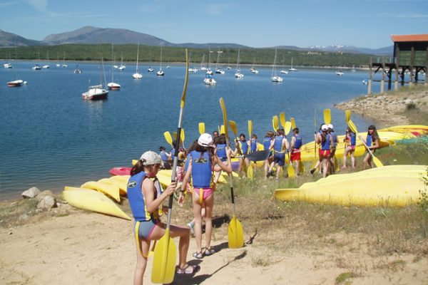 grupo de personas a punto de iniciar la actividad de piragüismo