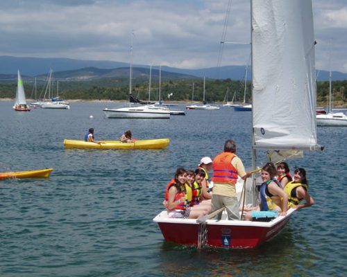 personas practicando vela