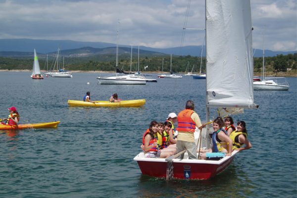 personas practicando vela
