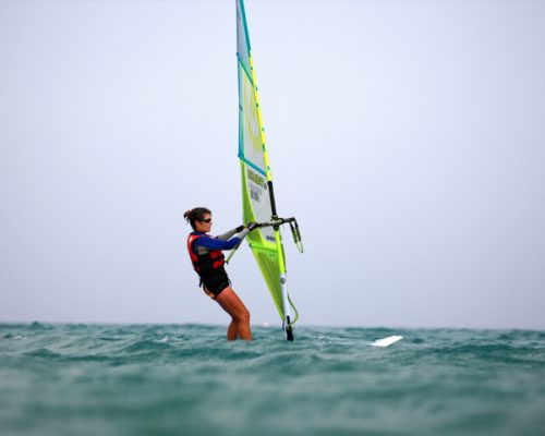 persona practicando windsurf