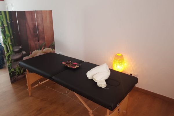 camilla de masajes para el tratamiento Sea Breeze en el centro de Paula García