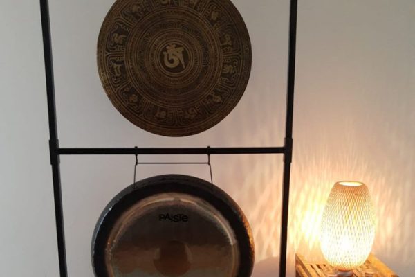 sesión de meditación yoga nidra con gong y cuencos tibetanos en el centro de Paula García