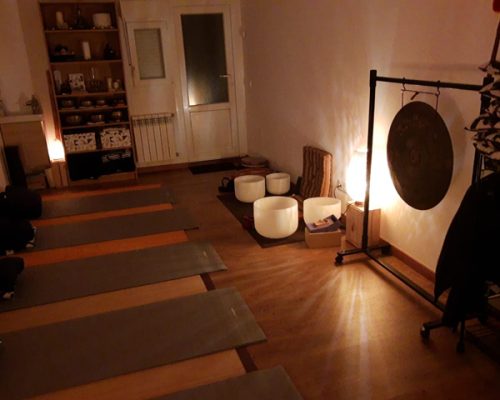 sala preparada para un viaje mágico a través del sonido en el centro de Paula García